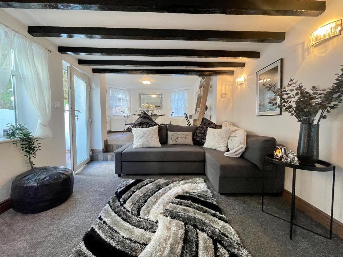 Tollgate House - Luxury Cozy Cottage - Huge Hot Tub - Alton Towers Cheadle  Kültér fotó