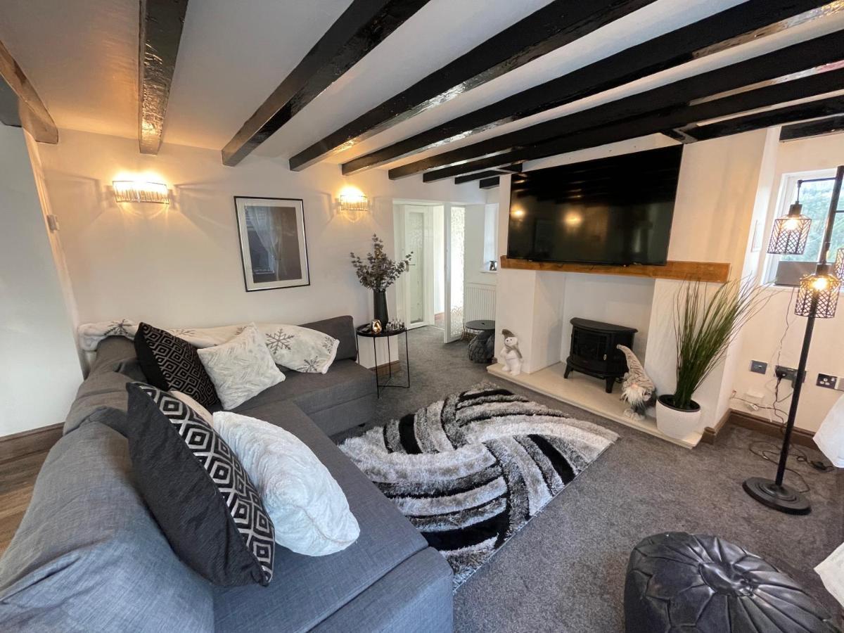 Tollgate House - Luxury Cozy Cottage - Huge Hot Tub - Alton Towers Cheadle  Kültér fotó