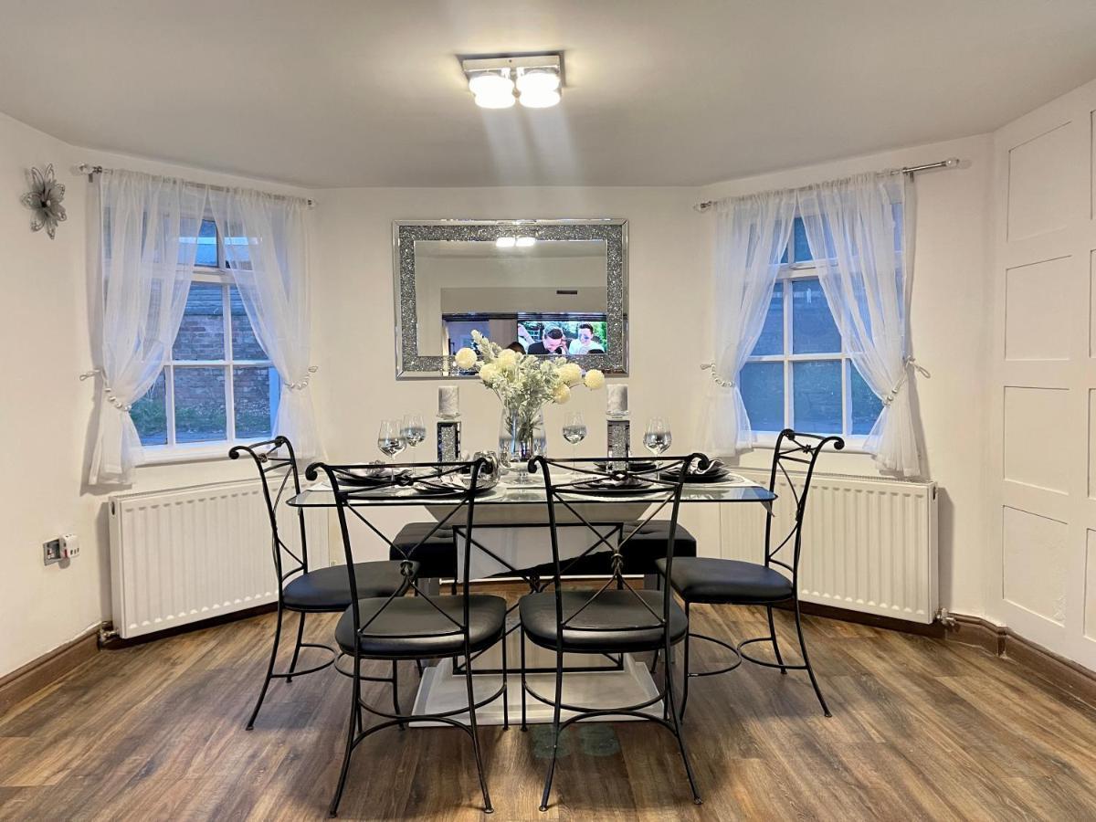 Tollgate House - Luxury Cozy Cottage - Huge Hot Tub - Alton Towers Cheadle  Kültér fotó
