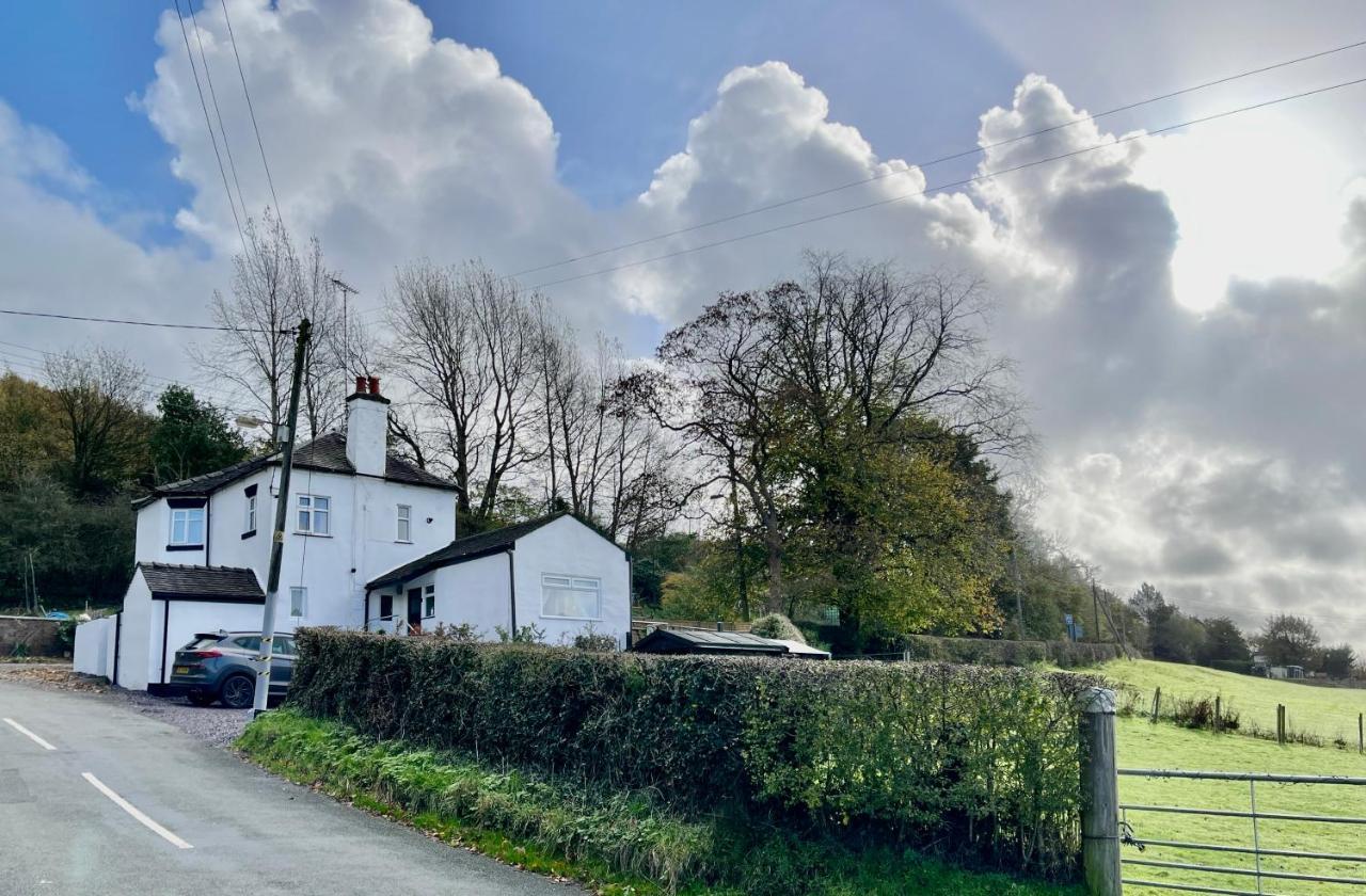 Tollgate House - Luxury Cozy Cottage - Huge Hot Tub - Alton Towers Cheadle  Kültér fotó
