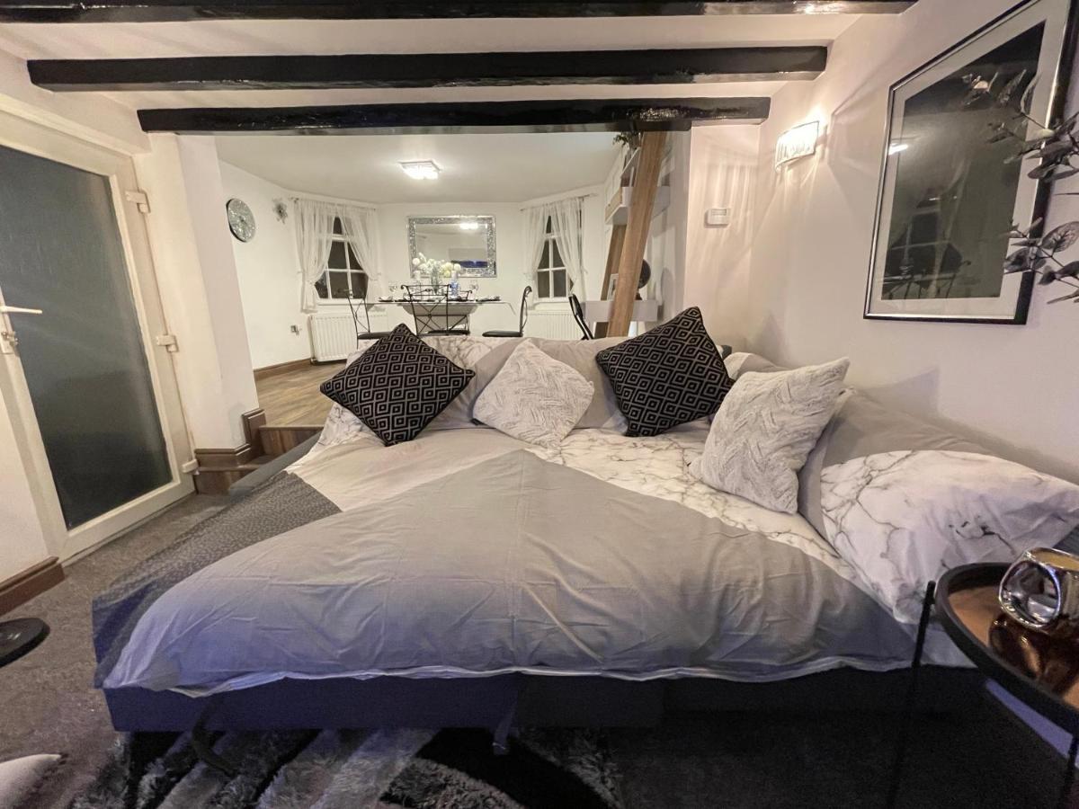 Tollgate House - Luxury Cozy Cottage - Huge Hot Tub - Alton Towers Cheadle  Kültér fotó