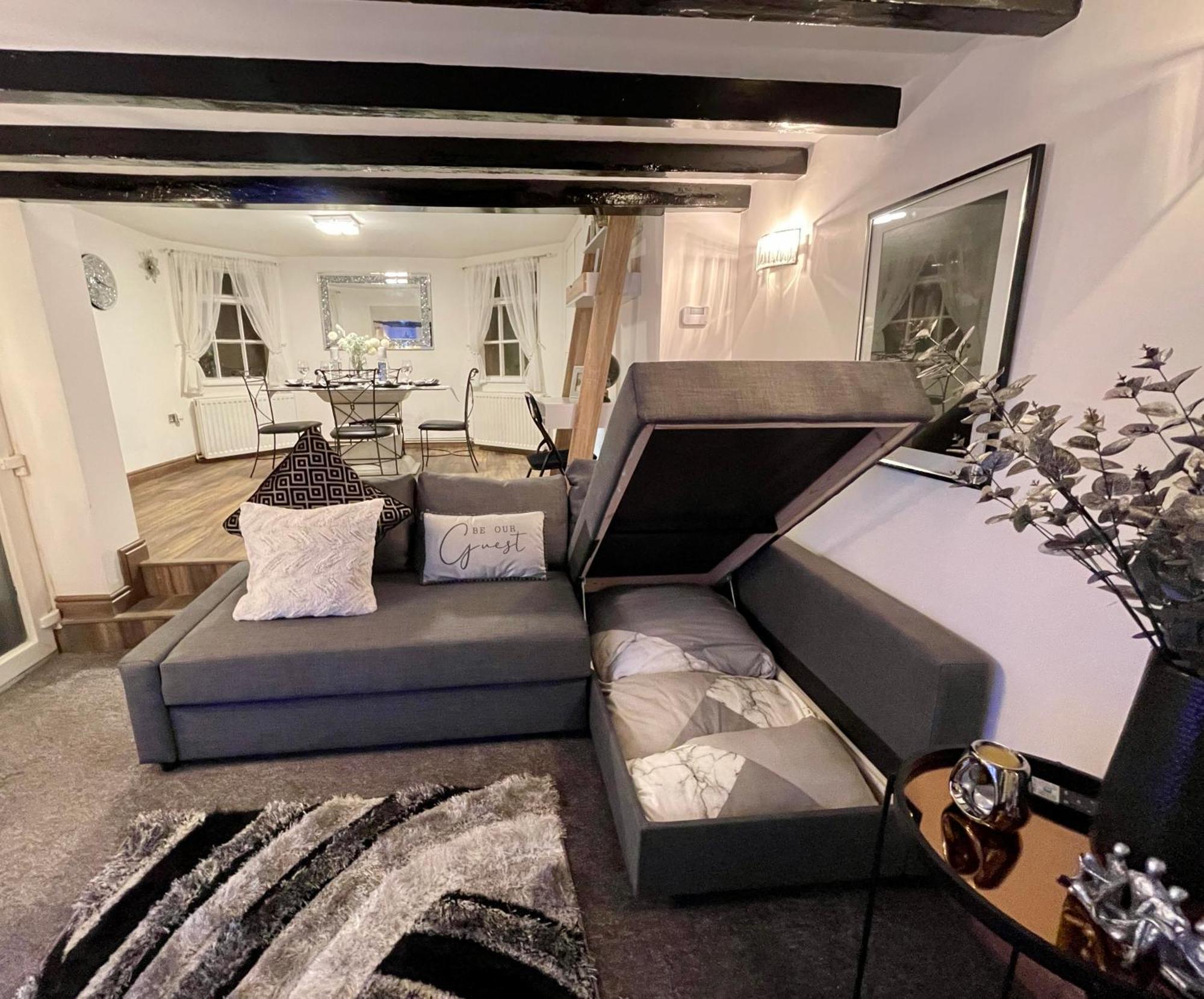 Tollgate House - Luxury Cozy Cottage - Huge Hot Tub - Alton Towers Cheadle  Kültér fotó