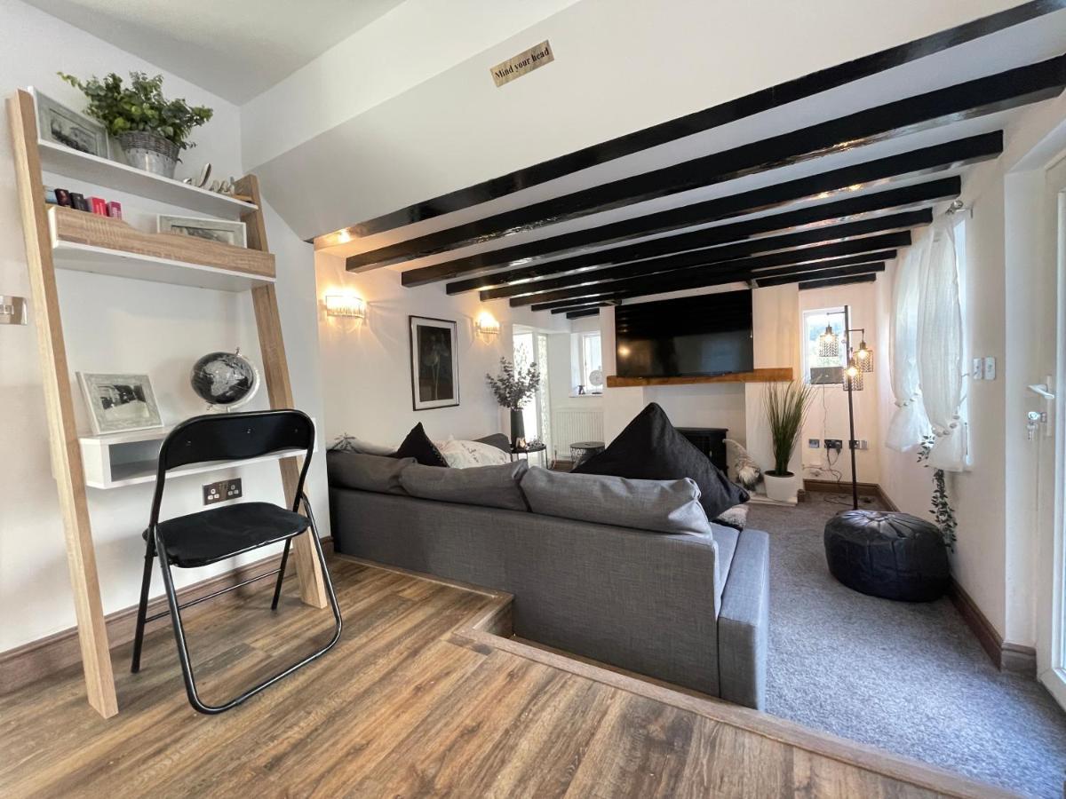Tollgate House - Luxury Cozy Cottage - Huge Hot Tub - Alton Towers Cheadle  Kültér fotó