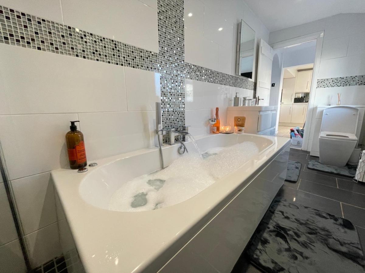 Tollgate House - Luxury Cozy Cottage - Huge Hot Tub - Alton Towers Cheadle  Kültér fotó