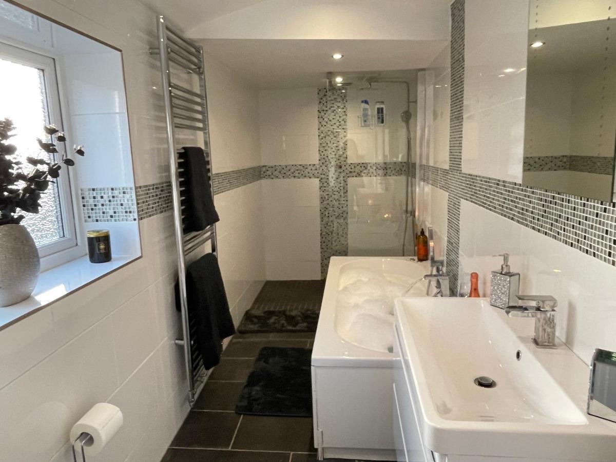 Tollgate House - Luxury Cozy Cottage - Huge Hot Tub - Alton Towers Cheadle  Kültér fotó