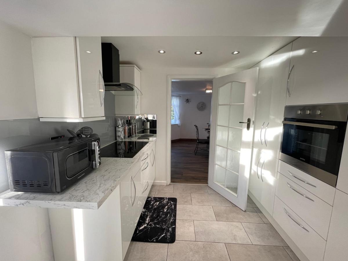 Tollgate House - Luxury Cozy Cottage - Huge Hot Tub - Alton Towers Cheadle  Kültér fotó
