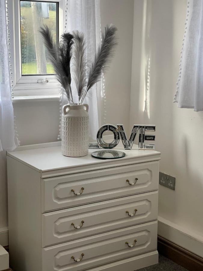 Tollgate House - Luxury Cozy Cottage - Huge Hot Tub - Alton Towers Cheadle  Kültér fotó