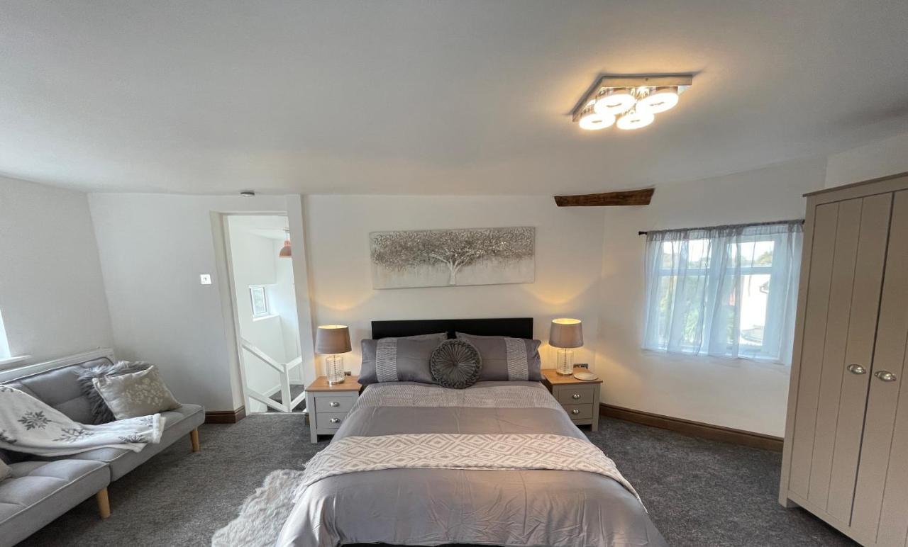 Tollgate House - Luxury Cozy Cottage - Huge Hot Tub - Alton Towers Cheadle  Kültér fotó