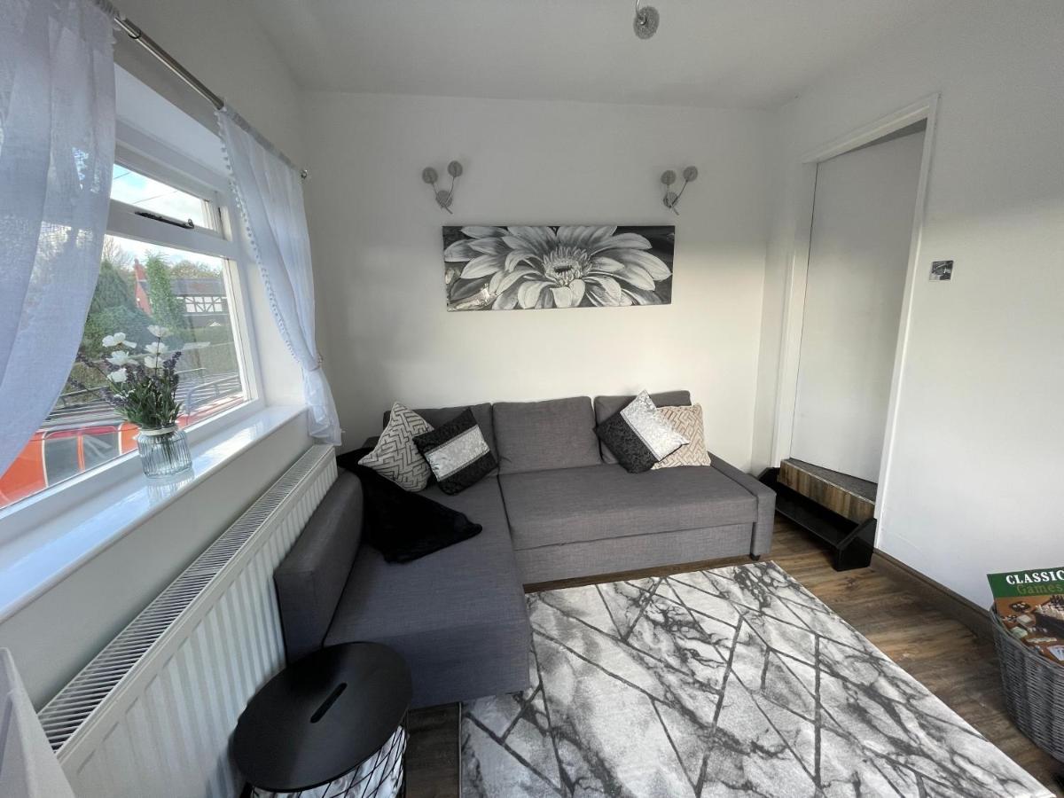 Tollgate House - Luxury Cozy Cottage - Huge Hot Tub - Alton Towers Cheadle  Kültér fotó